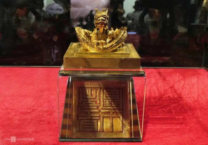 Ấn vàng Hoàng đế chi bảo đang được trưng bày ở Bảo tàng Hoàng gia Nam Hồng (huyện Từ Sơn, Bắc Ninh). Ảnh: Ngọc Thành