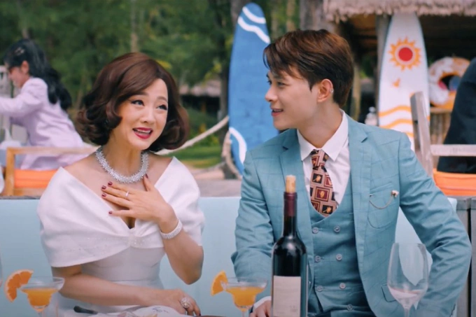 Siêu lừa gặp siêu lầy là một trong những phim Việt ăn khách của năm với doanh thu 121 tỷ đồng. Phim hài hành động xoay quanh Khoa (Mạc Văn Khoa) - một tên trộm ở Sài Gòn tìm đến Phú Quốc (Kiên Giang) với giấc mộng đổi đời. Tại đây, gã đụng độ nhóm của Tú (Anh Tú) - tội phạm với đầu óc mưu mô, điển trai. Họ kết hợp lừa đảo trót lọt nhiều vụ, cho đến khi lên kế hoạch giăng mẻ lưới cuối để chiếm đoạt 50 tỷ đồng. Ảnh: Galaxy