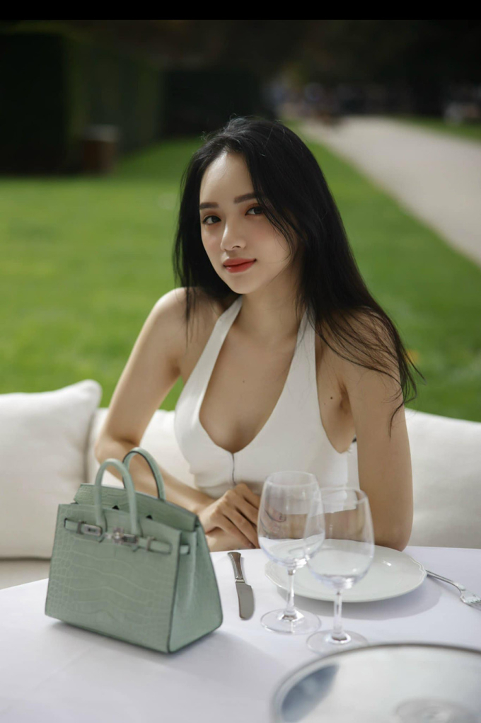 Cô tạo dáng cùng áo crop top, xách túi của thương hiệu Hermes khi đi cà phê.