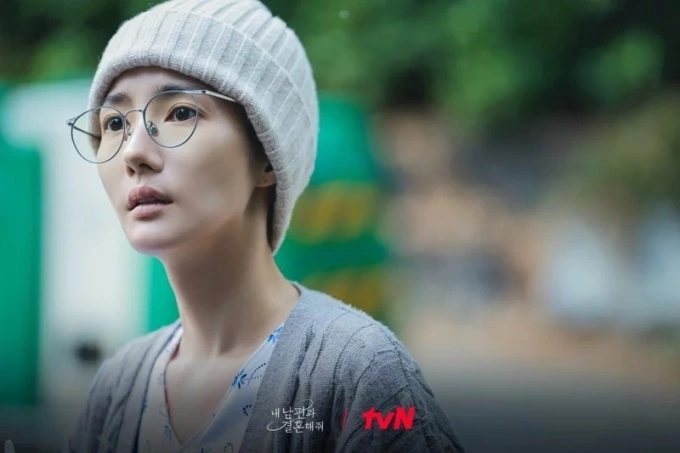 Park Min Young hốc hác khi giảm xuống dưới 40kg để xuất hiện ở phần đầu phim. Ảnh: tvN