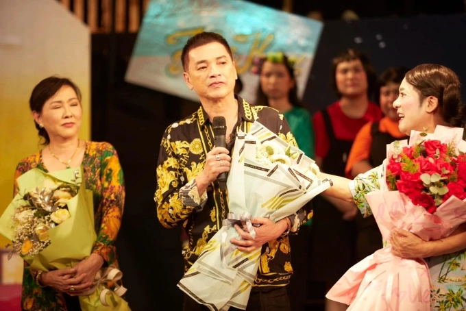 Quang Minh (áo vàng) phát biểu sau suất diễn đầu tiên vở Lẹ lẹ trễ phà hồi tháng 1 ở TP HCM. Ảnh: Nhân vật cung cấp