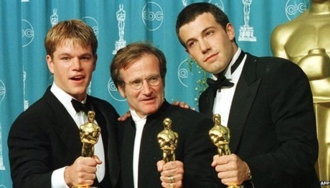 Matt Damon (trái), Ben Affleck (phải) và cố diễn viên Robin Williams cùng nhận Oscar năm 1998. Ảnh: AFP