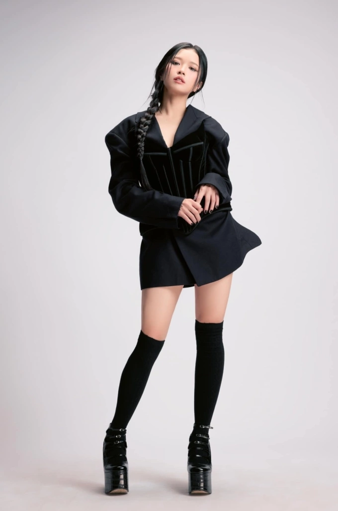Suni Hạ Linh xuất hiện cạnh 36 nghệ sĩ nữ tham gia chương trình, trong đó có sáu nghệ sĩ nước ngoài khác gồm Mai Davika (Thái Lan), Nicole Jung (Mỹ), Joyce Jonathan (Pháp), Mari Kraimbrery (Nga), Sasha Alex Sloan (Mỹ). Dàn sao xứ Trung tranh tài tại mùa thi này gồm Thích Vy, Hàn Tuyết, Tát Đỉnh Đỉnh, Trần Lệ Quân, Trương Dư Hi...