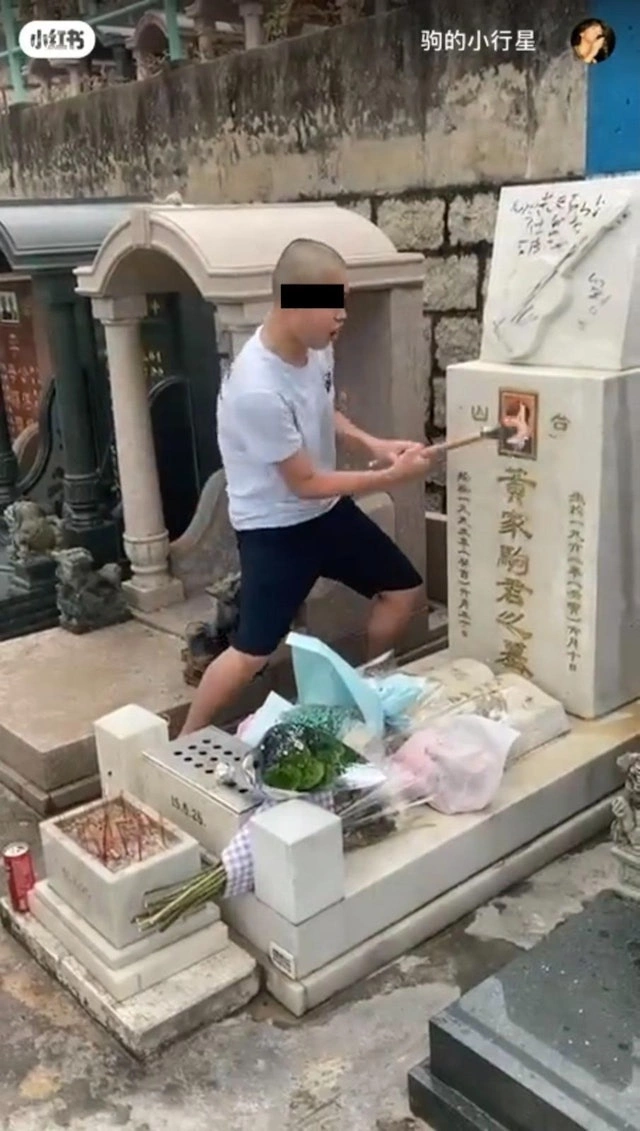 Thanh niên đập di ảnh trên bia mộ Hoàng Gia Câu. Ảnh: Red Book