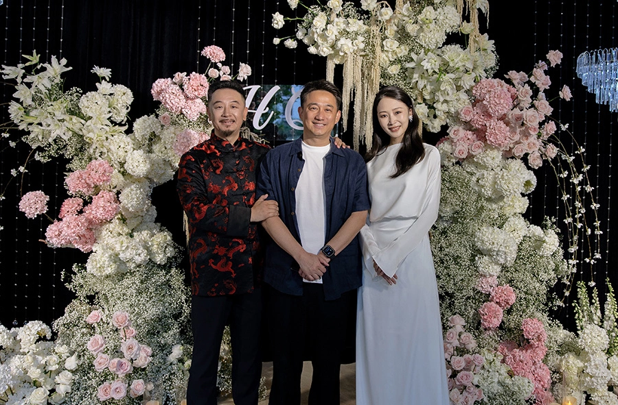 Huỳnh Lỗi (giữa) dự tiệc của vợ chồng Huỳnh Hải Ba. Ảnh: Weibo