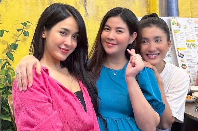 Từ phải qua: Nguyệt Ánh, Kha Ly, Tú Vi hội ngộ hôm 18/6 cùng các diễn viên khác của phim như Hòa Hiệp, Hùng Thuận, Lương Thế Thành. Hòa Hiệp cho biết xúc động khi nhóm nghệ sĩ vẫn giữ tình bạn bền chặt sau nhiều năm tác phẩm ra mắt. Phim do đạo diễn Nguyễn Dương thực hiện, dài 67 tập, xoay quanh nhóm sinh viên nghèo lên thành phố trọ học. Vì cuộc sống xô đẩy, họ phải bươn chải mưu sinh bằng nhiều nghề. Một số giữ được phẩm chất lương thiện, bên cạnh những người trượt dài vì vòng xoáy cám dỗ. Khi phát sóng năm 2010, phim gây tiếng vang, trở thành một trong những tác phẩm truyền hình hay nhất về đề tài giới trẻ. Đến nay, các tập phim vẫn thu hút hàng triệu lượt xem trên YouTube và nhiều nền tảng.