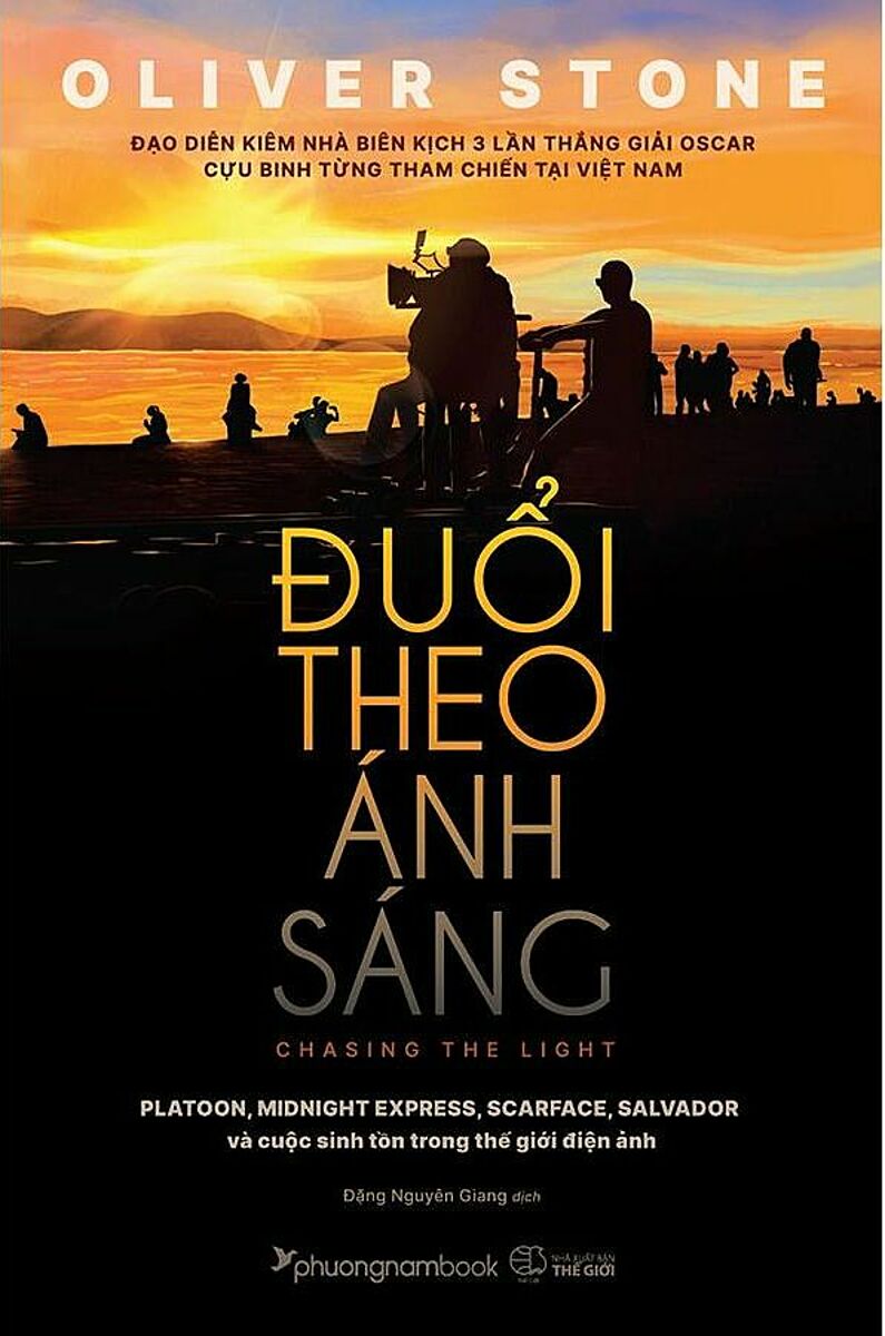 Bìa sách Đuổi theo ánh sáng, 472 trang, do Đặng Nguyên Giang dịch. Ảnh: Phuongnambook