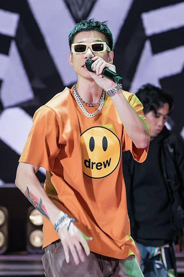 Mắt kính, các kiểu vòng kim loại hầm hố là các phụ kiện MCK yêu thích mỗi lần lên sân khấu.