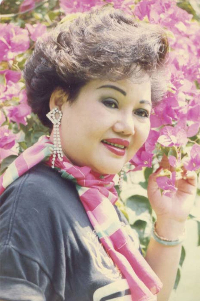 Nghệ sĩ Ngọc Giàu ở tuổi trung niên. Thập niên 1990, cải lương dần thoái trào, bà cùng diễn viên Hồng Nga trở thành bộ đôi được yêu thích trên các sân khấu hài kịch, diễn cùng dàn nghệ sĩ trẻ khi ấy như Hồng Vân, Hữu Châu, Minh Nhí. Dù vậy, bà không rời bỏ ca cổ, thỉnh thoảng diễn các tuồng của nhà hát cải lương Trần Hữu Trang, chương trình Sân khấu Vàng của nghệ sĩ Lệ Thủy - Minh Vương.
