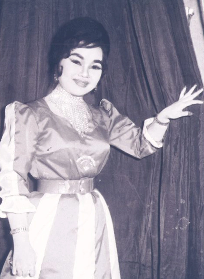 Nghệ sĩ năm 16 tuổi. Dù mới vào nghề vài năm, bà được đánh giá có lối diễn biến hóa, từ các vai đào mùi, đào mụ, đào lẳng, đào võ đến những vai giả trai, trẻ thơ.