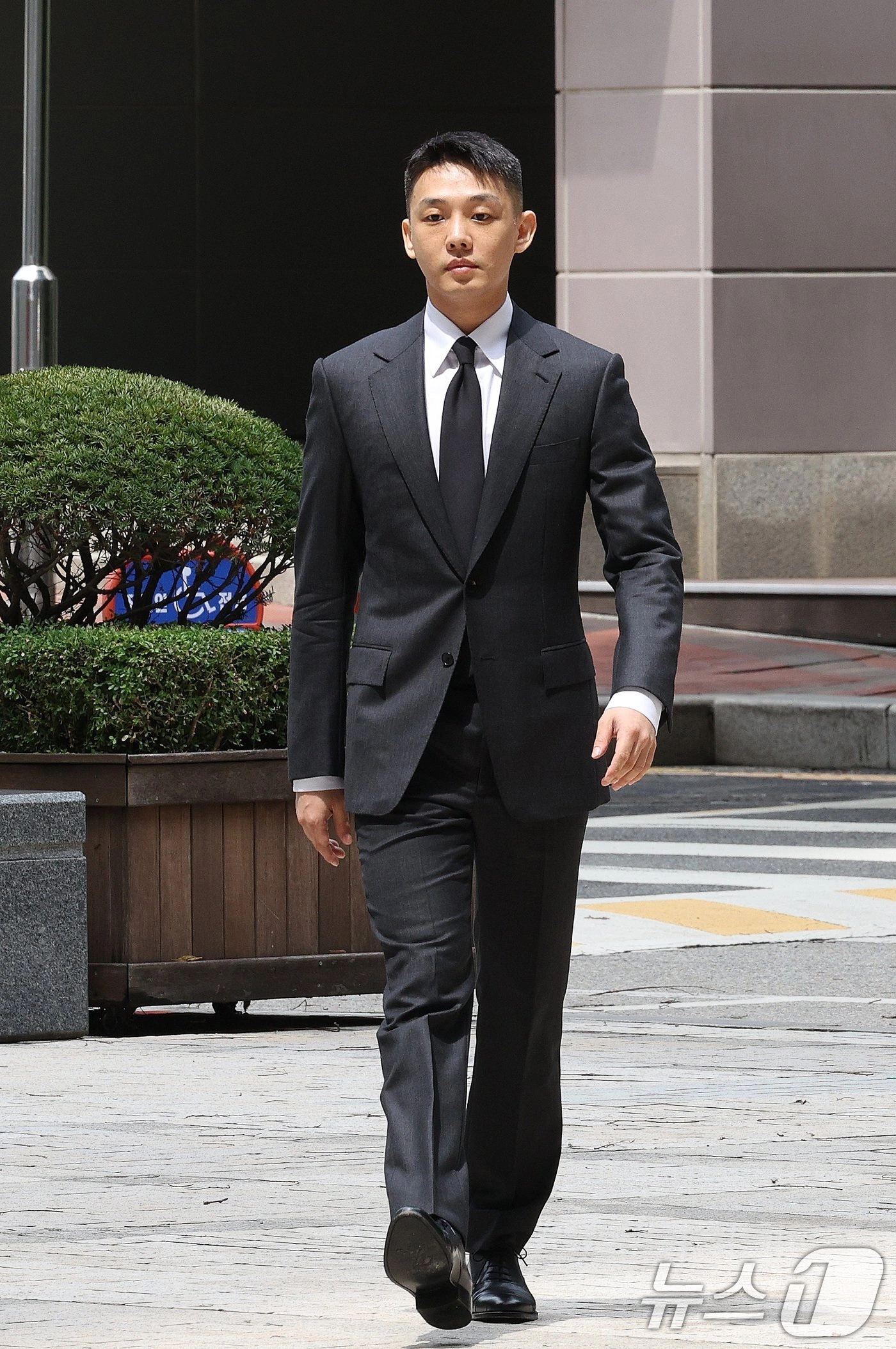 Yoo Ah In tại phiên tòa chiều 24/7. Ảnh: News1
