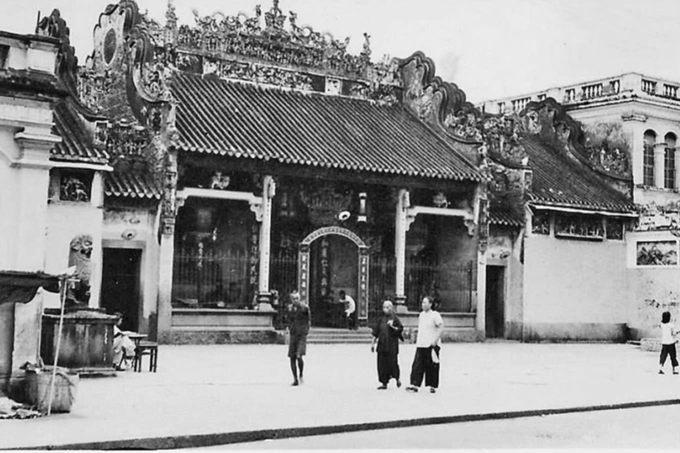 Không gian trước Tuệ Thành Hội quán năm 1909.