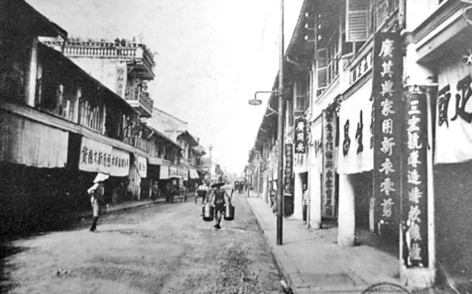 Người dân qua lại trên Rue de Canton (đường Triệu Quang Phục, quận 5 ngày nay). Theo tác giả Nguyễn Đức Hiệp, đây là một trong những con đường trung tâm của Chợ Lớn, với tiệm thuốc Nhị Thiên Đường nổi tiếng đầu thế kỷ 20.