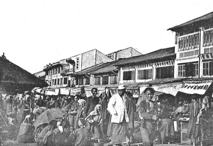 Không khí mua sắm ở cuối đường Nguyễn Thi xưa.
