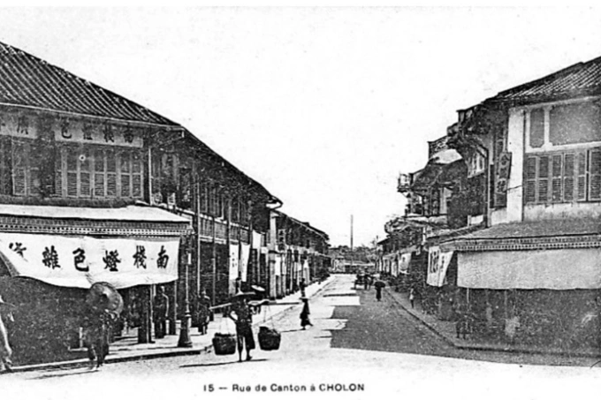 Những mái nhà ở đường Triệu Quang Phục nhìn về hướng kênh Tàu Hủ.