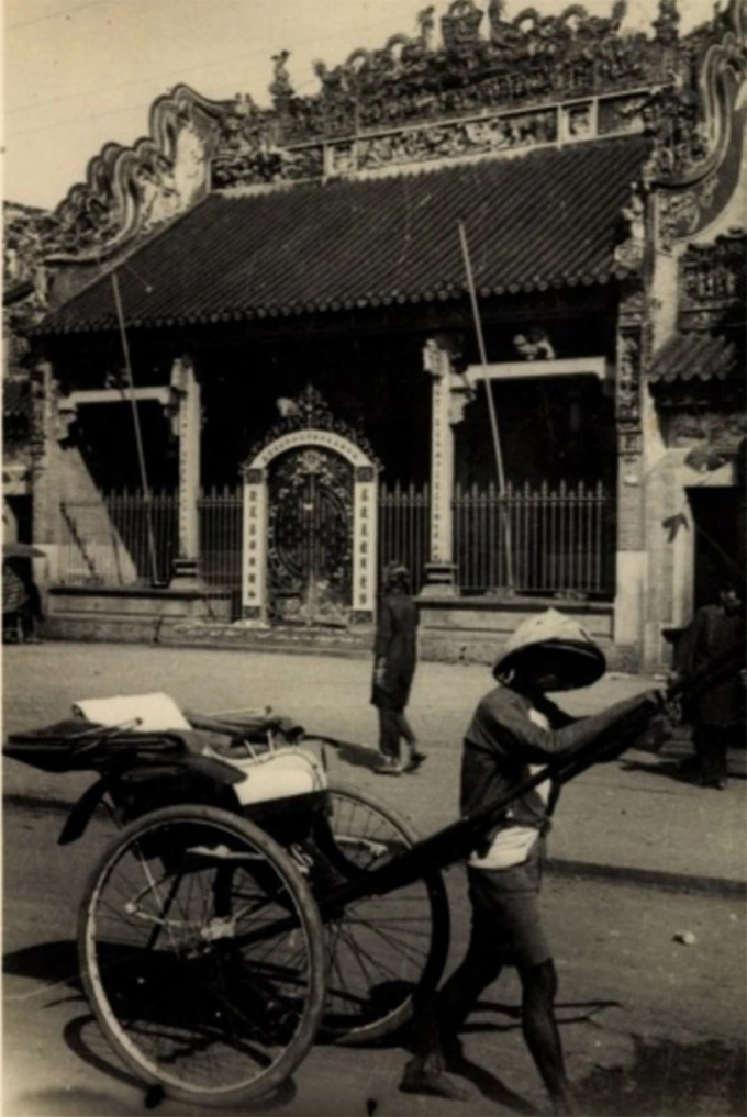Phu kéo xe trước Tuệ Thành Hội quán, còn gọi là chùa Bà Thiên Hậu hay chùa Bà Chợ Lớn, một trong những ngôi chùa cổ nhất của người Hoa xưa. Địa điểm hiện nằm trên đường Nguyễn Trãi (quận 5), là nơi tham quan của đông đảo du khách trong và ngoài nước.