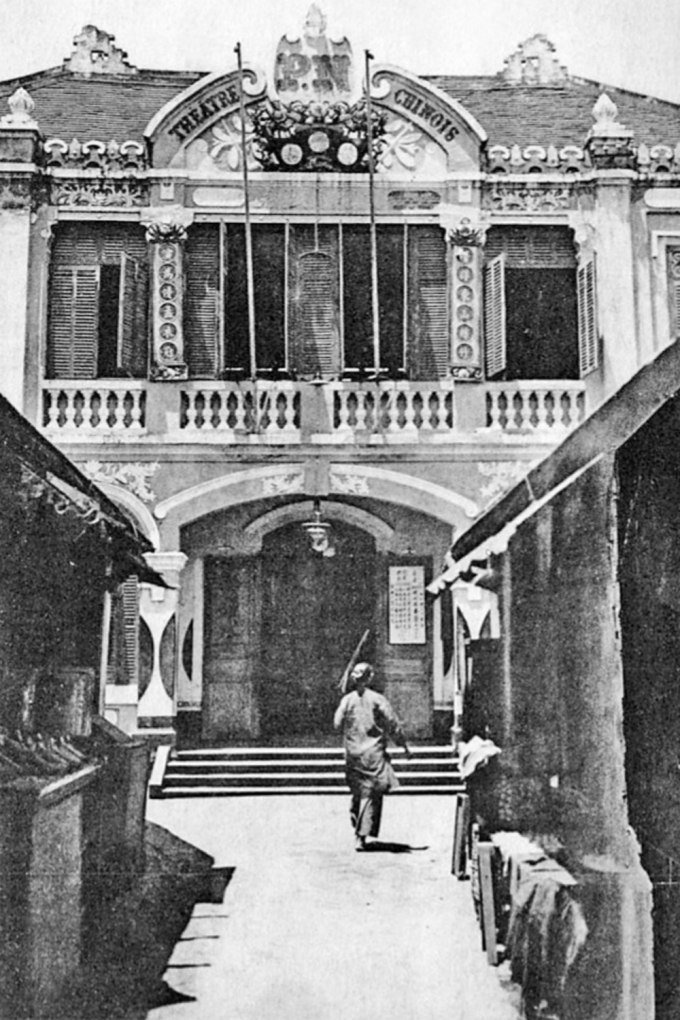 Nhà hát bội tại đường Rue de Paris, nay là đường Phùng Hưng, quận 5. Theo sách, thời kỳ này, nghệ thuật hát bội thường trình diễn các tuồng tích Tàu như Phụng Nghi Đình, Tiết Đinh San chinh Tây, Xử án Bàng Quý Phi và nhiều tác phẩm Việt kinh điển như San Hậu (khuyết danh), Kim Thạch Kỳ Duyên (nhà thơ - soạn giả Bùi Hữu Nghĩa). Địa điểm này những năm 1970 được chuyển đổi công năng thành kho bạc và nay là chi cục thuế quận 5.