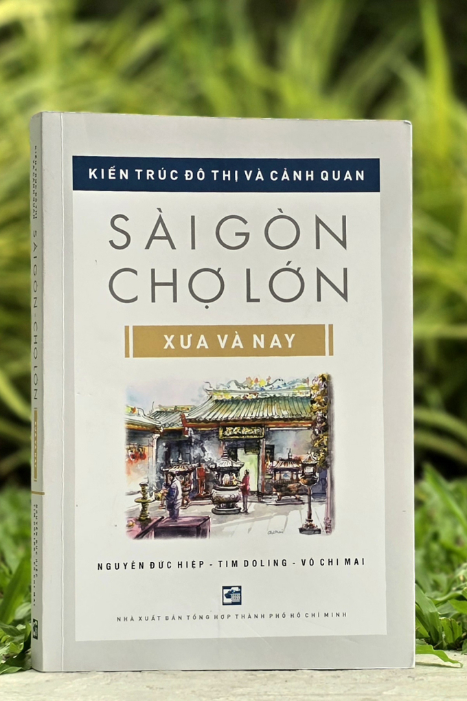 Bìa sách Kiến trúc đô thị và cảnh quan Sài Gòn - Chợ Lớn xưa và này. Ông Nguyễn Đức Hiệp - đại diện nhóm tác giả - kỳ vọng tác phẩm giúp bạn đọc khám phá thêm nhiều khía cạnh văn hóa xã hội, kiến trúc đô thị miền Nam từ cuối thế kỷ 19 đến nay.