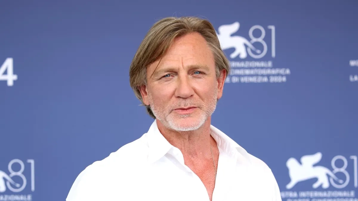 Daniel Craig chụp ảnh trong buổi họp báo trước giờ công chiếu phim. Ảnh: WireImage