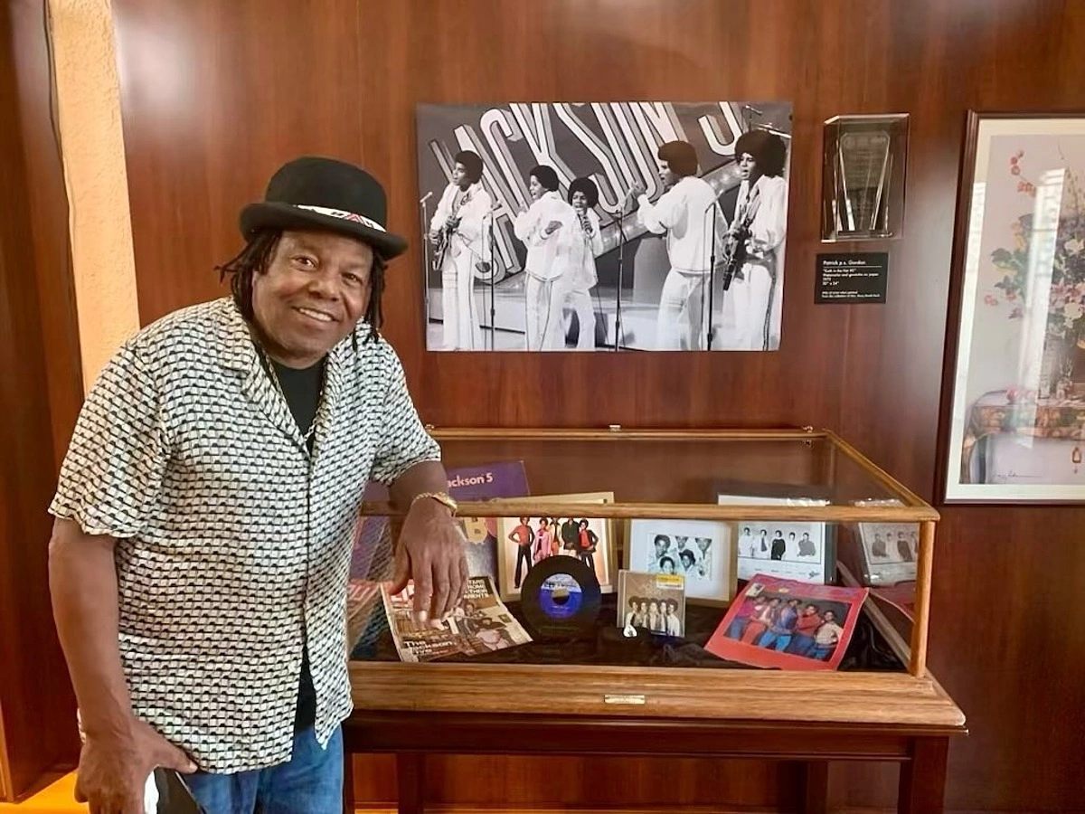 Ca sĩ Tito Jackson chụp hình bên những món đồ lưu niệm cũ của ban nhạc The Jacksons tại bảo tàng lịch sử Claremore tháng 6. Ảnh: Instagram Tito Jackson