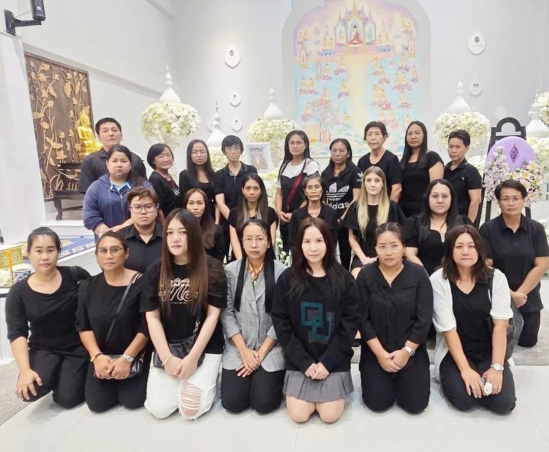 Nhiều khán giả túc trực ở chùa, hỗ trợ gia quyến và dẫn đường, mời từng đoàn khách vào viếng. Ảnh: Instagram MintchuleekornOm Akapan tên đầy đủ Akkaphan Namart, gia nhập làng giải trí năm 2008, gây tiếng vang với loạt phim điện ảnh và truyền hình như Trái tim hoang dã, Oán nghiệp, Hậu sinh khả úy, Cô dâu hoàn hảo, Lời nguyền đến từ thiên đường, Nhiệm vụ tình yêu, Ngọn lửa bí ẩn, Sự thật trong băng đảng.