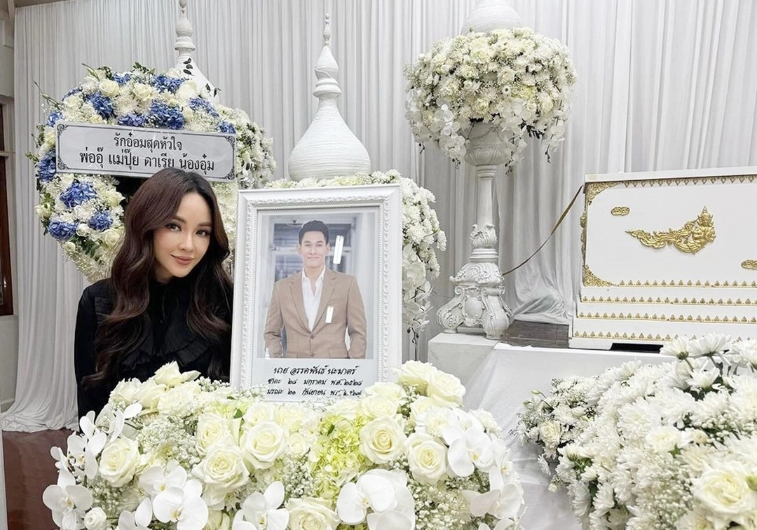 Minh tinh Panward Hemmanee - nổi tiếng với phim Trận chiến của những thiên thần, Linh hồn bị đánh tráo - tiễn biệt đàn em. Cô ôm mẹ Om Apakan khóc, nói mong bà và người thân giữ sức khỏe. Ảnh: Instagram Ppanward