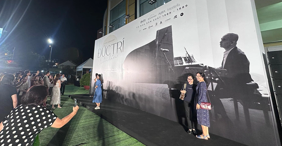 Khán giả chụp ảnh trước backdrop chương trình trước giờ show diễn ra. Ảnh: Mai Nhật