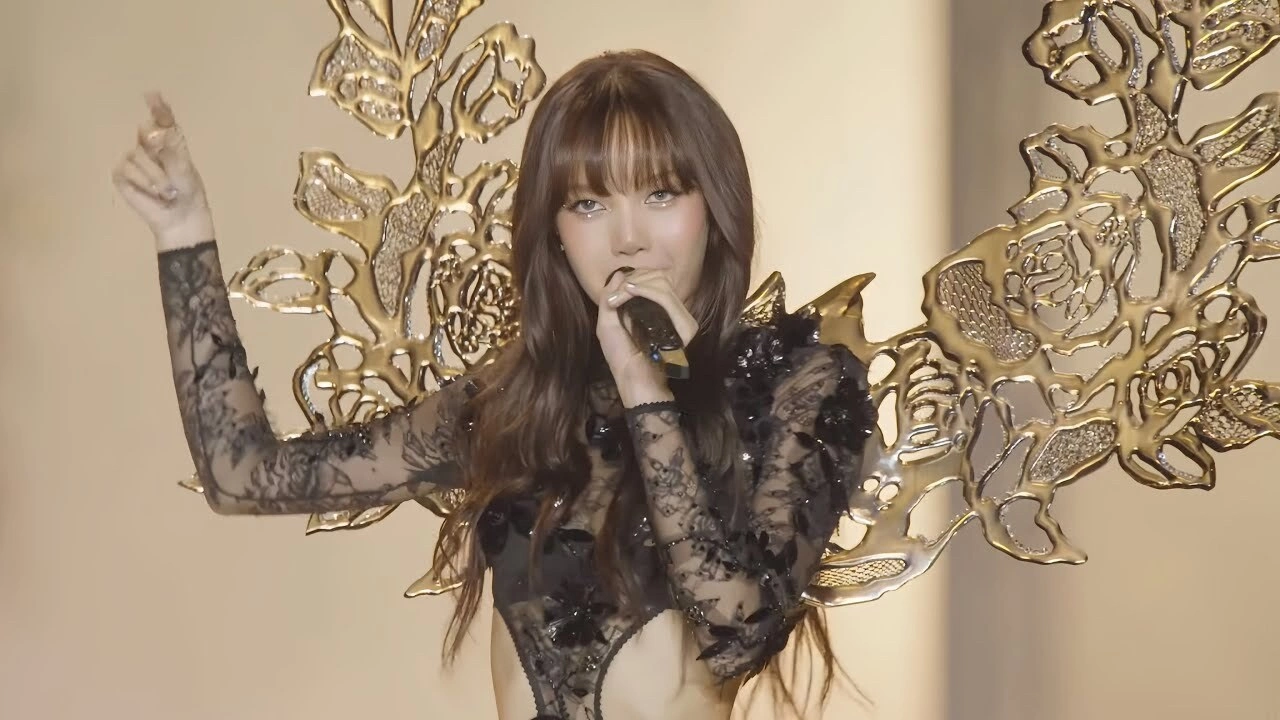 Lisa tại show Vicrorias Secret 2024. Ảnh: Blackpinkss