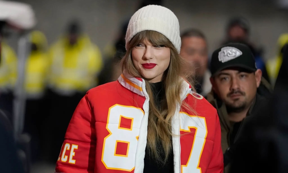 Taylor Swift diện màu đỏ khi cổ vũ bạn trai thi đấu
