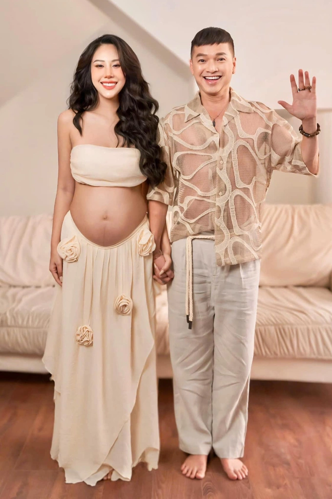 Quang Minh và bạn gái chụp ảnh kỷ niệm thai kỳ. Ảnh: