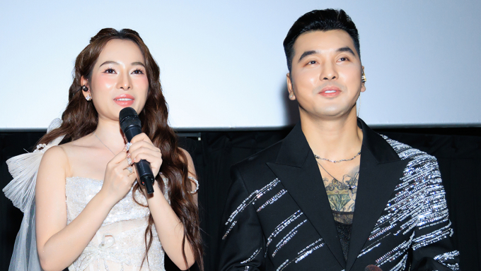 Ca sĩ Sara Lưu (trái) và Ưng Hoàng Phúc trong buổi ra mắt MV chiều 16/11 tại TP HCM. Ảnh: Nhân vật cung cấp