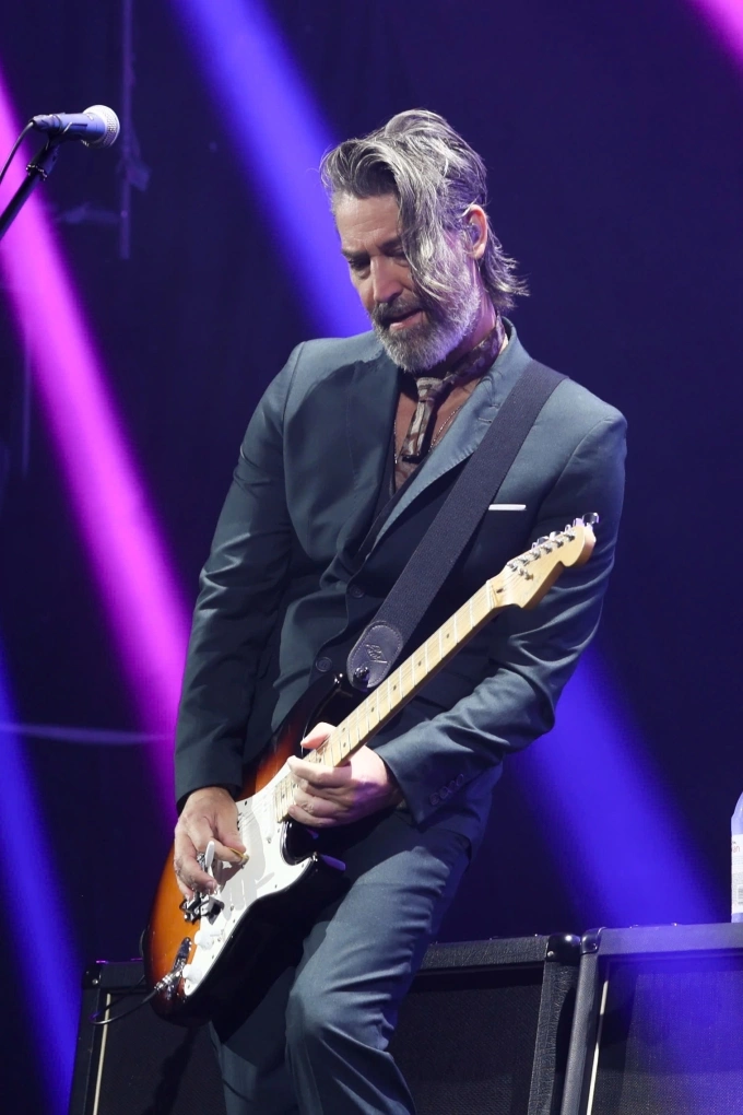 Mikkel Lentz thăng hoa với nhạc cụ trong một tiết mục.