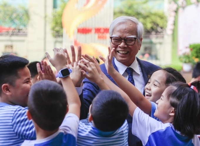 Thầy Nguyễn Văn Hòa, 79 tuổi, giao lưu cùng học sinh. Ông là nười sáng lập hệ thống giáo dục Nguyễn Bỉnh Khiêm - Cầu Giấy, Hà Nội. Ảnh: Dương Tâm