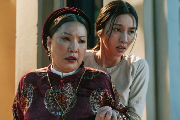 Diễn viên Hồng Đào - vai bà Bích, và Thùy Tiên - vai Phượng. Ảnh: Thanh Huyền