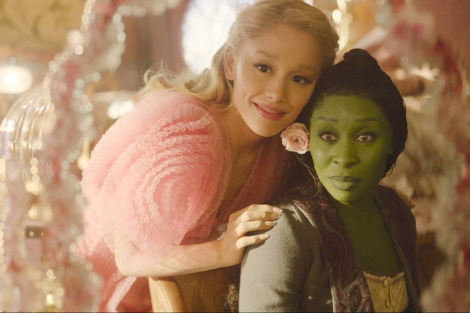Ngôi sao nhạc pop Ariana Grande (trái) - vai Galinda và Cynthia Erivo - Elphaba. Ảnh: Universal Pictures