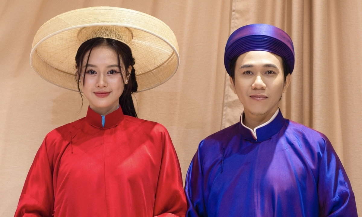 Vợ chồng Anh Đức làm mẫu áo dài cưới xưa