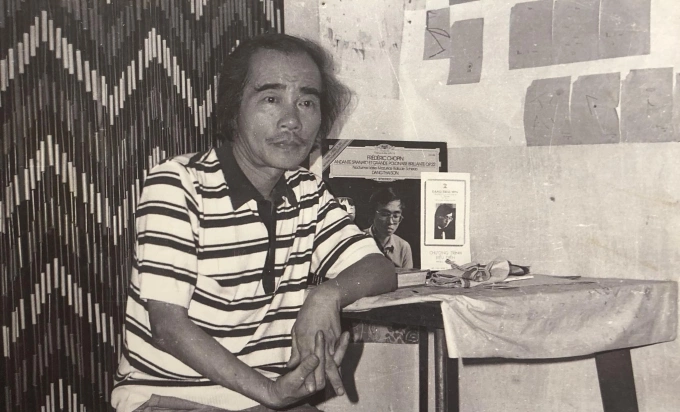 Nhà thơ Đặng Đình Hưng tại nhà riêng vào năm 1984. Ảnh: Hà Tường