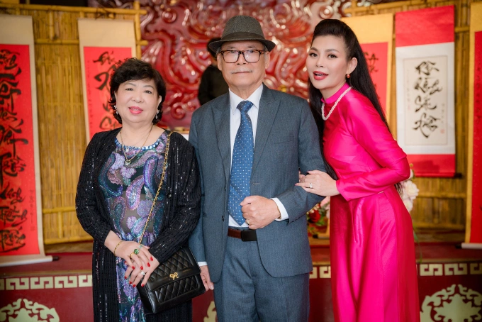 Ngọc Anh 3A bên bố mẹ tại buổi giới thiệu MV, chiều 6/1. Ảnh: Nhân vật cung cấp