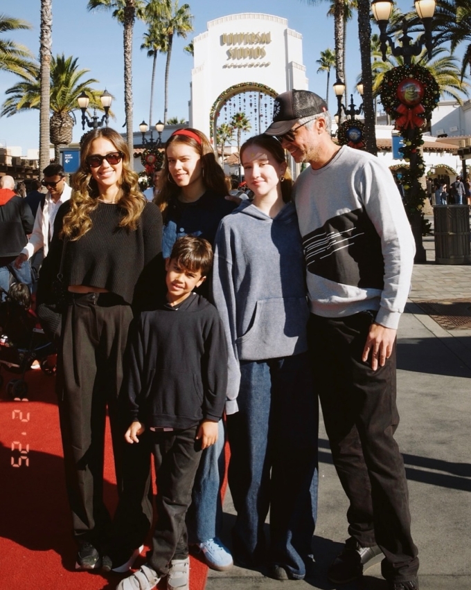 Gia đình diễn viên Jessica Alba tại công viên giải trí Universal Studios. Ảnh: Instagram Jessica Alba
