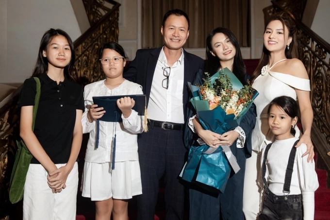 Vũ Thu Phương (phải) bên doanh nhân Thanh Hải và các con tại lễ tốt nghiệp cấp ba của bé Kim Ngọc (thứ ba phải sang) hồi tháng 5/2023. Ảnh: Thiên An