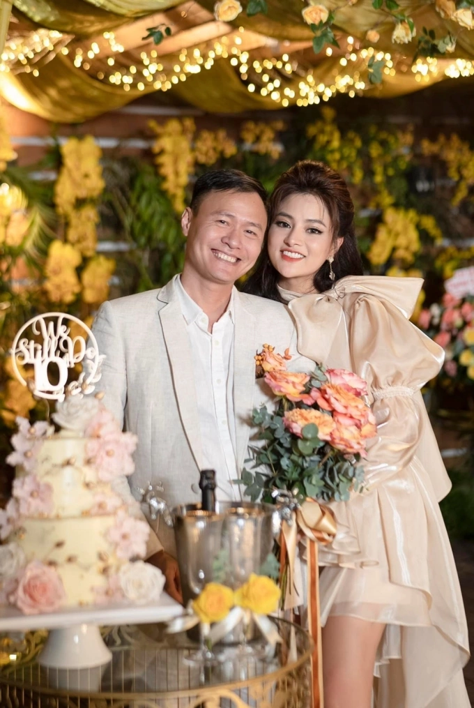 Vũ Thu Phương và chồng dịp kỷ niệm 10 năm ngày cưới năm 2021. Ảnh: Nhân vật cung cấp