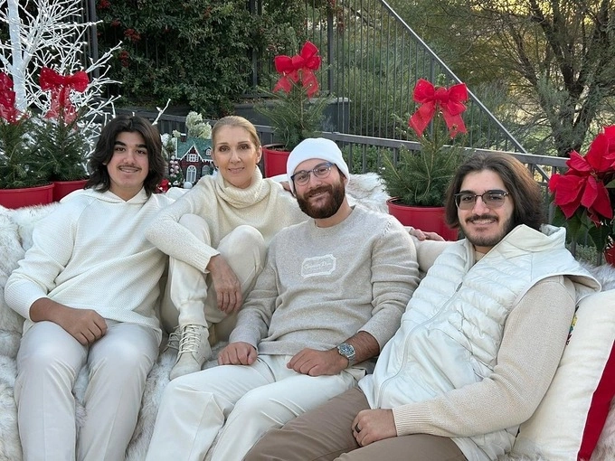 Celine Dion và các con trong ngày giỗ của chồng. Nghệ sĩ và con trai lớn - René-Charles - ngồi giữa cặp sinh đôi. Ảnh: Instagram Celine Dion