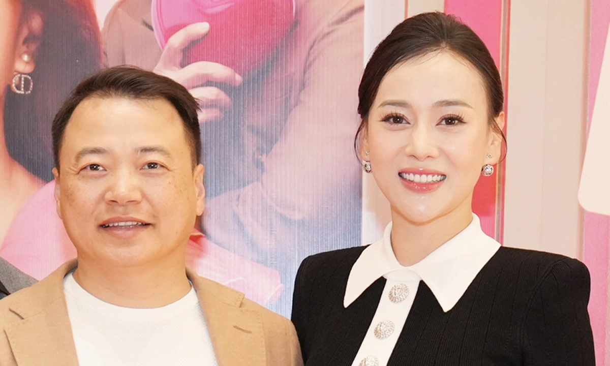 Phương Oanh, Shark Bình sánh đôi trên thảm đỏ