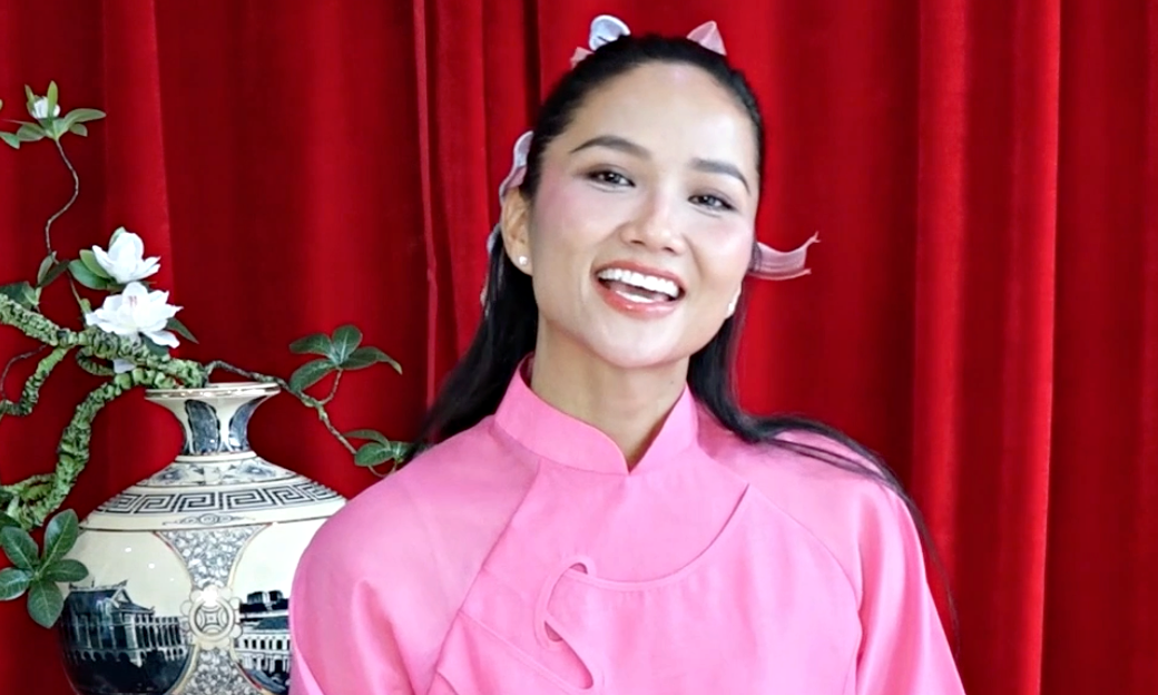 H'Hen Niê: 'Hạnh phúc khi mua được nhà, lo cho cha mẹ'