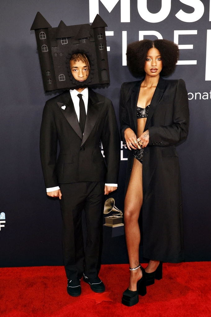 Hai con Will Smith cùng diện phong cách đơn sắc màu đen. Ảnh: AFP