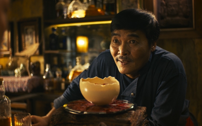 Lê Quốc Nam trong vai chủ tiệm ăn bí ẩn. Ảnh: Netflix