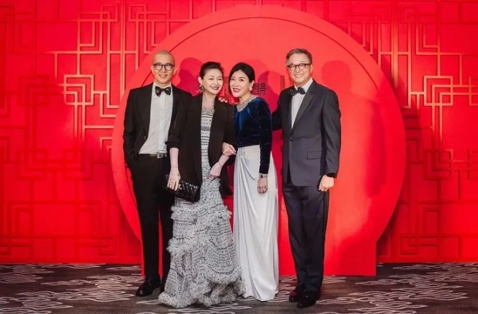 Vợ chồng Từ Hy Viên và vợ chồng Lâm Tuệ Tinh - Vương Vỹ Trung. Ông Vương là nhà sản xuất phim, được Hy Viên coi là ân sư vì giúp cô thành danh. Ảnh: Next Apple