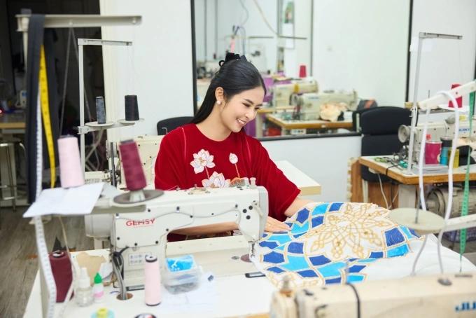 Ngọc Hân hoàn thiện những khâu cuối trong xưởng trước khi lên đường sang Dubai ngày 7/2. Ảnh: Vũ Toàn