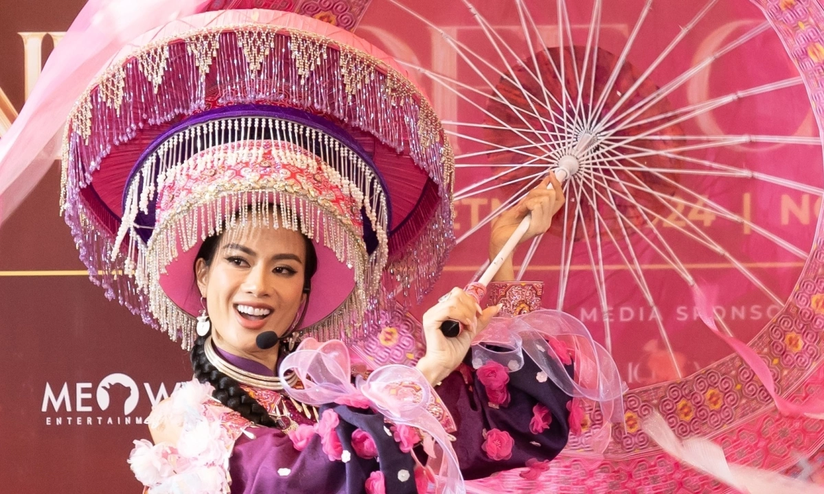Như Vân diễn trang phục 'Miền đá nở hoa'