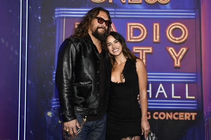 Jason Momoa tình tứ bên bạn gái trên thảm đỏ. Ảnh: AP